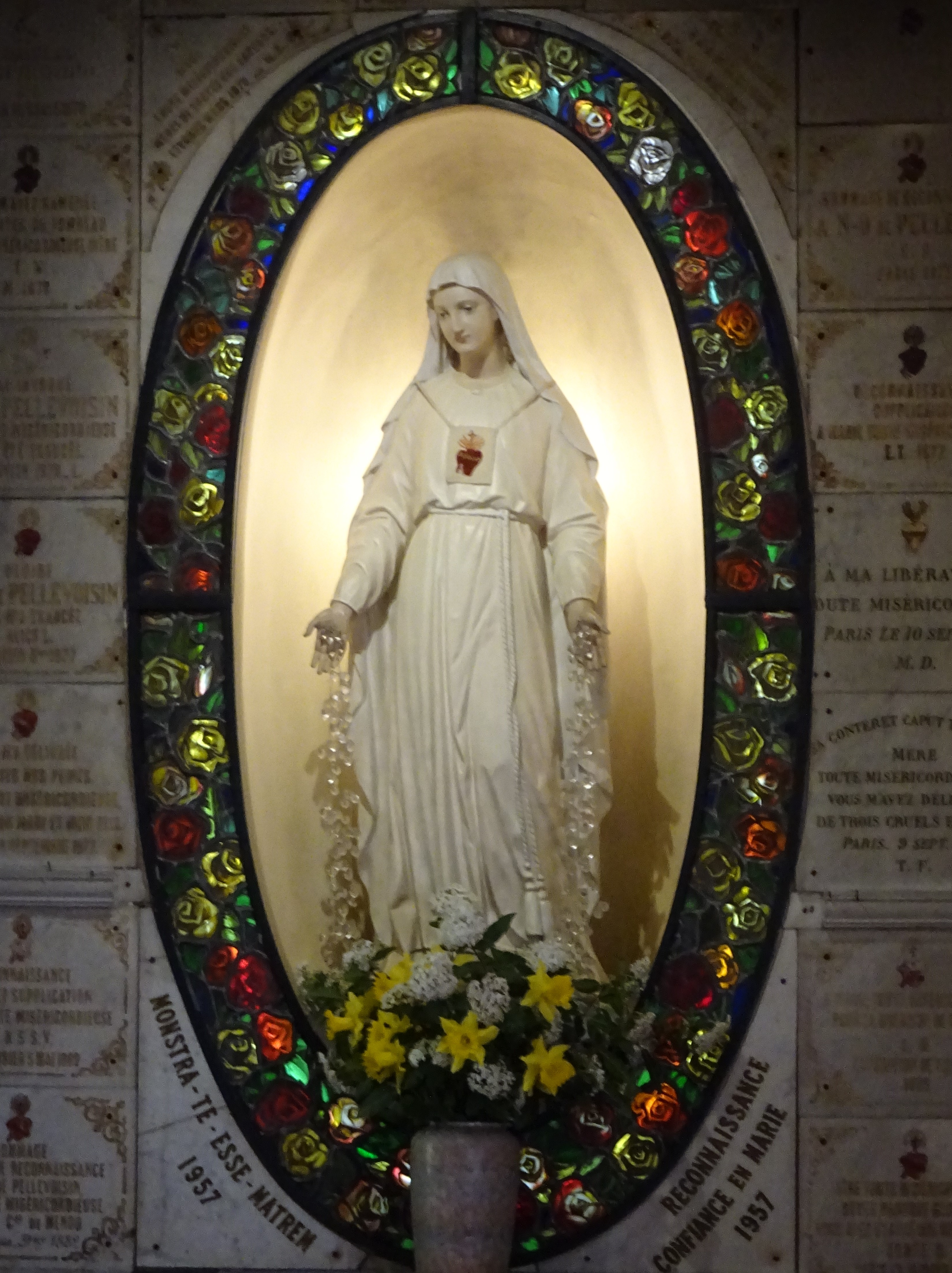 Statue_Notre-Dame_de_Miséricorde_-_chambre_des_apparitions_du_sanctuaire_de_Pellevoisin